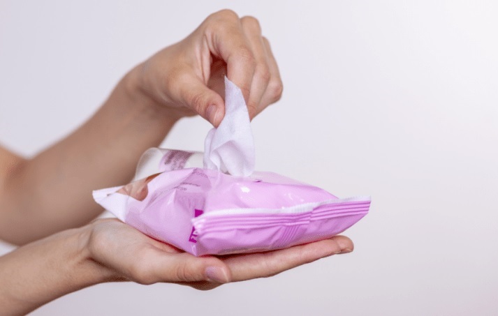 طریقه استفاده از دستمال مرطوب آرایشی